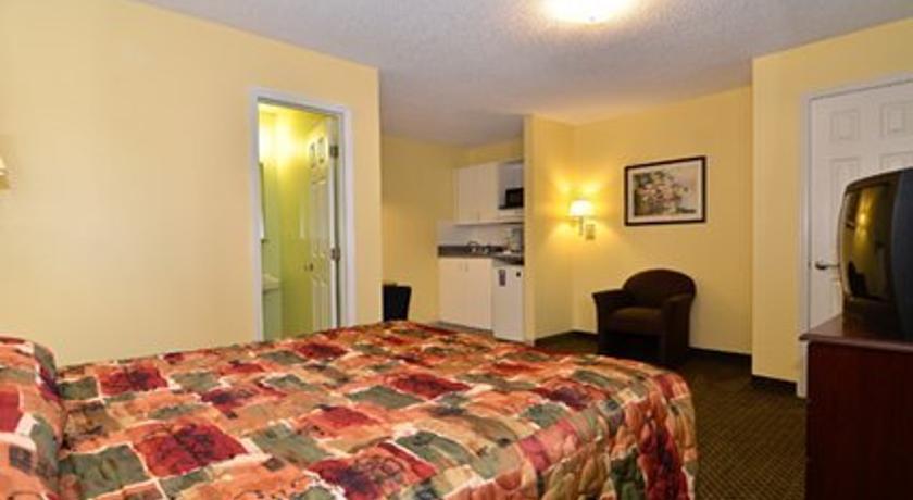 Suburban Studios Charlotte-Ballantyne Room photo